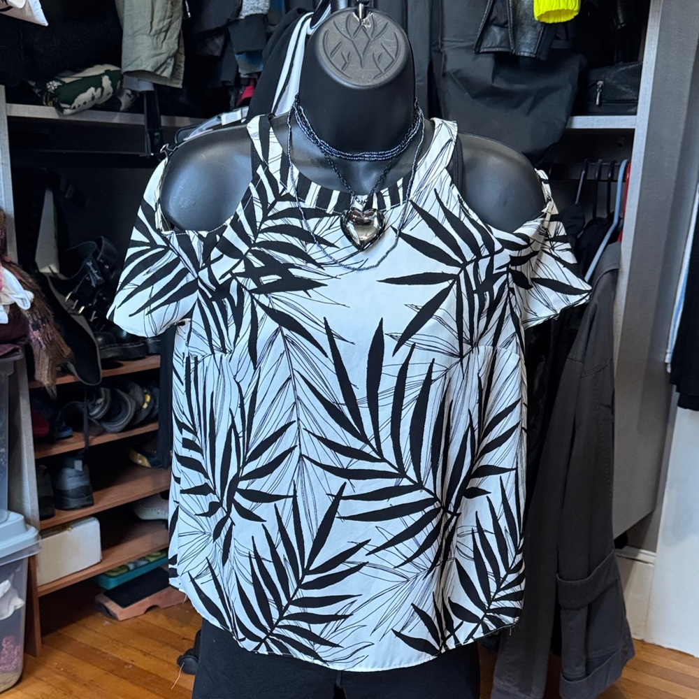 Massimo Black and White Leaf Print Cold Shoulder Top (Small)